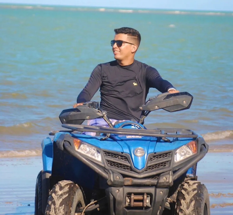 Amigos lamentam morte de jovem que morreu afogado após tentar pegar equipamento de pesca dentro da água