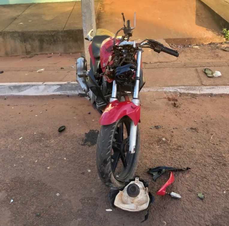 Motociclista morre após perder o controle da moto e bater em poste na rua de casa