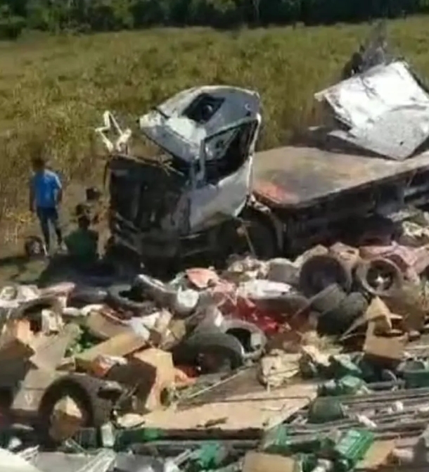 Caminhão capota e fica às margens de rodovia no norte do estado