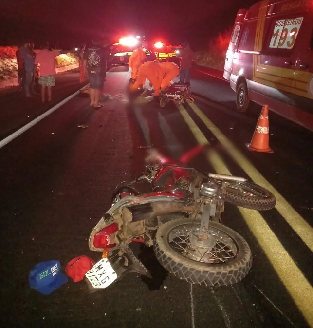 Acidente entre carro e moto deixa três pessoas gravemente feridas; criança teve perna esmagada