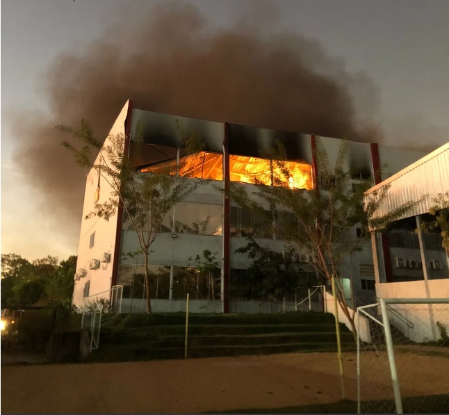 Vídeo mostra momento em que teto de escola particular desaba durante incêndio em Palmas