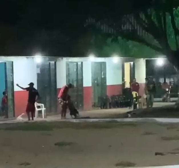 Imagens mostram homem arrastando mulher em praça e a agredindo com tapas e chutes; veja vídeo