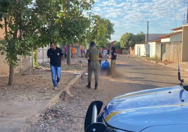 Mulher é morta a tiros no meio de rua enquanto caminhava para o trabalho