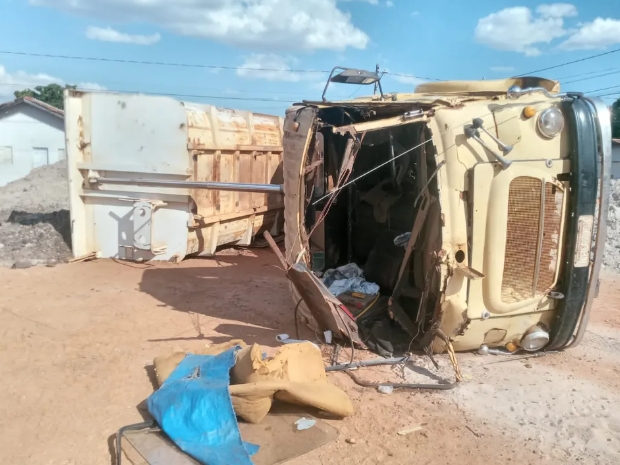VÍDEO: Caminhão parado tomba ao tentar descarregar 20 toneladas de areia