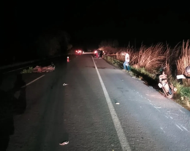 Acidente envolvendo duas motos e caminhonete deixa uma pessoa morta e outra ferida