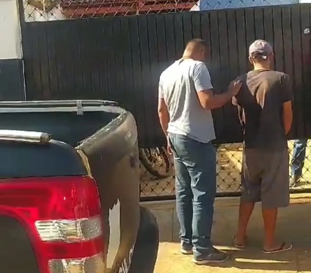 Homem esfaqueia jovem em disputa por 'boca de fumo' e acaba preso