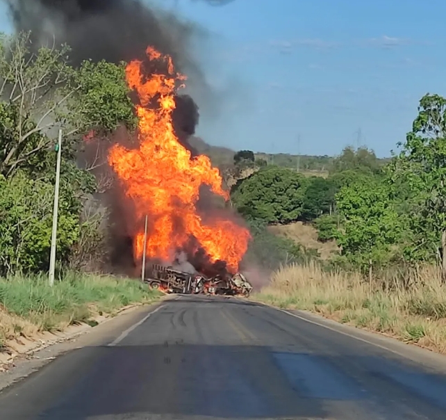 Carretas pegam fogo após batida na TO-040