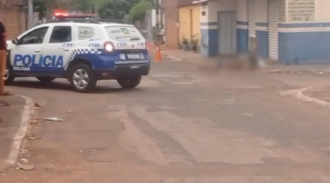 Homem é morto com tiro na cabeça no meio de rua