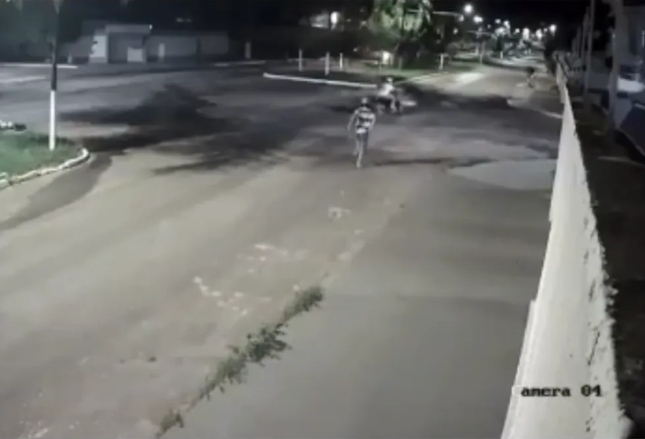 Vídeo mostra criminosos roubando celular de adolescente e caindo de moto durante fuga