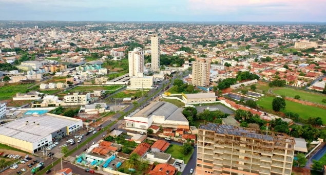 Homem ataca mototaxista com tesoura e colegas seguram agressor até a chegada da polícia