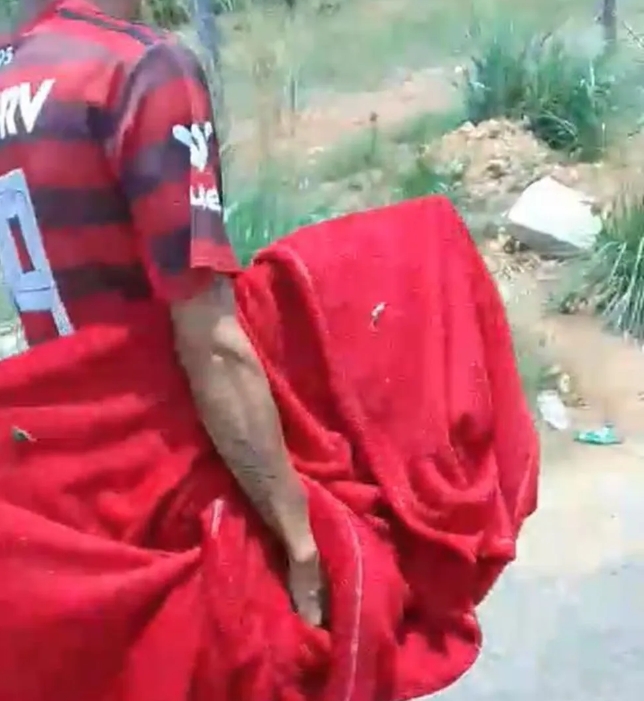 Vídeo feito por moradores mostra suspeito andando tranquilamente pela rua com televisão furtada