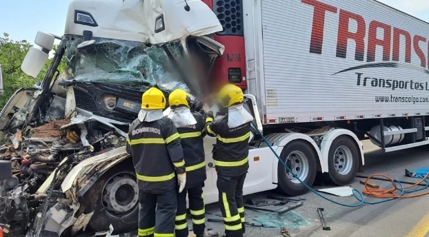 Caminhoneiro tem pé amputado após engavetamento esmagar cabine de carreta