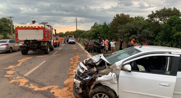 Acidente envolvendo três carros deixa um morto em avenida de Palmas