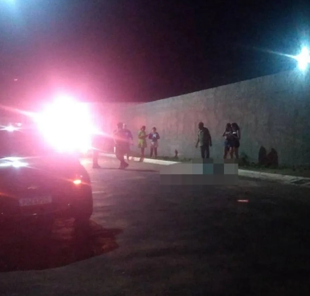 Carro invade calçada e atropela mulher no Bico do Papagaio