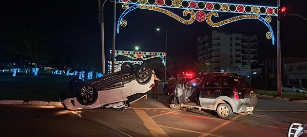 Mulher fica ferida após carro em que estava ser atingido por outro veículo e capotar em cruzamento