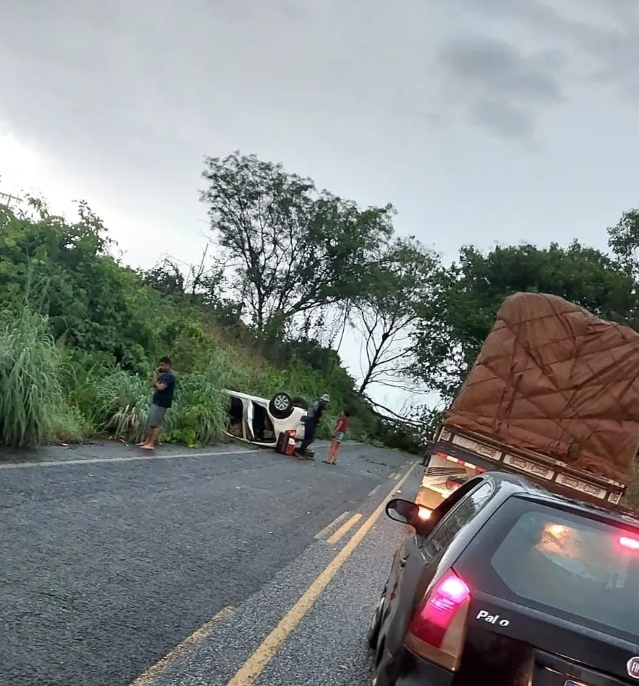 Três pessoas ficam feridas após carro bater em caminhão e capotar na TO-230